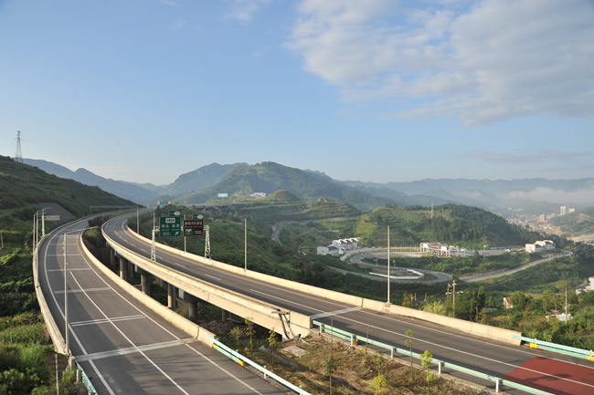 思剑高速公路镇远段一景(吴贤和 摄).jpg